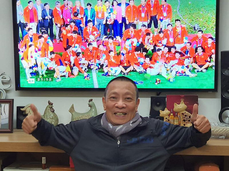 Anh theo dõi các trận đấu của đội tuyển Việt Nam và các giải đấu lớn trên thế giới.