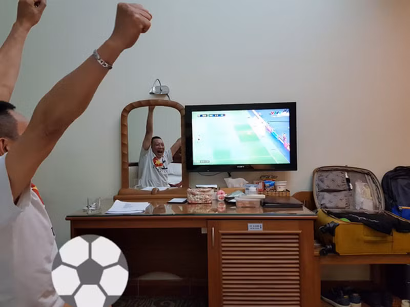 Nhà báo Lại Văn Sâm dành nhiều thời gian cho niềm đam mê với bóng đá.