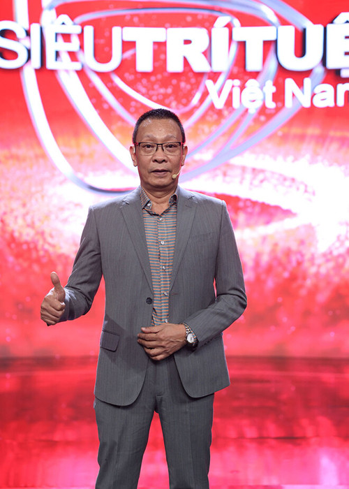 Nhà báo Lại Văn Sâm làm MC 2 mùa của chương trình Siêu trí tuệ Việt Nam. Ảnh: Thể thao văn hóa