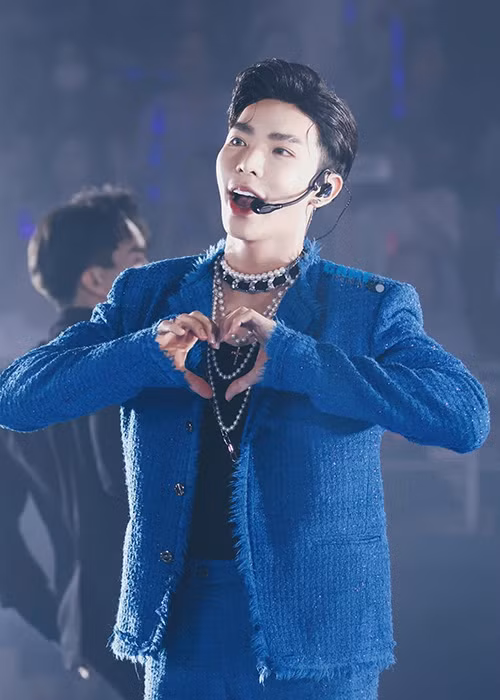 Năm 2014, Erik đầu quân về công ty của ST. 319 để được đào tạo. Đầu năm 2016, giọng ca sinh năm 1997 gia nhập nhóm nhạc Monstar với vai trò hát chính và lấy nghệ danh là Erik.