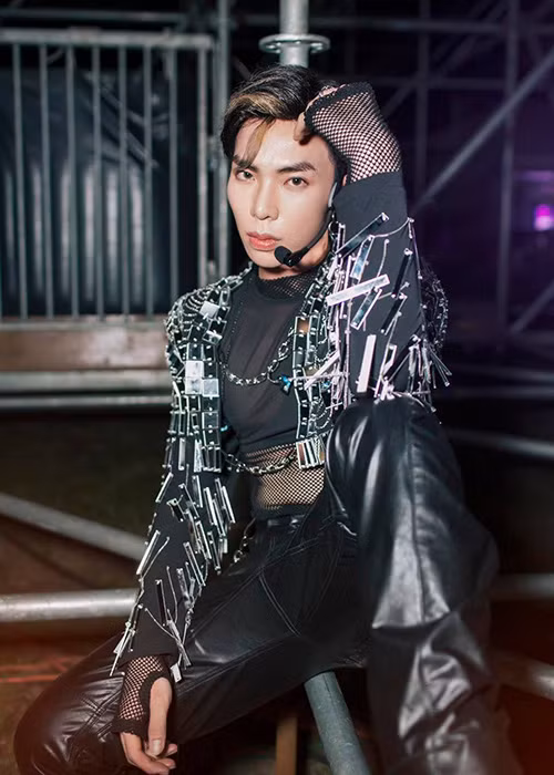 Tháng 1/2016, dưới sự nâng đỡ của công ty quản lý, Erik cho ra mắt sản phẩm âm nhạc đầu tay “Sau tất cả”. Ca khúc gây bão mạng xã hội giúp tên tuổi của Erik được nhiều khán giả biết đến.