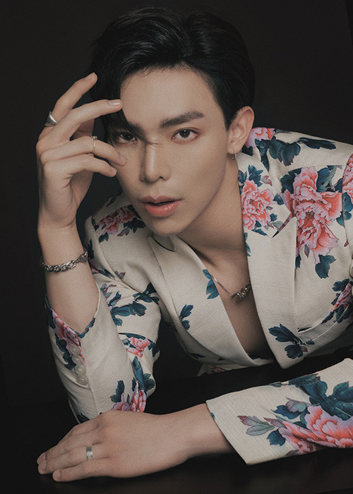 Thời gian hoạt động tự do, Erik kết hợp với Min và Khắc Hưng để tạo ra hit “Ghen”. Sau khi gia nhập công ty mới, anh thường xuyên tung sản phẩm âm nhạc, trong đó có bài hát gây sốt như “Ghen Cô Vy”.