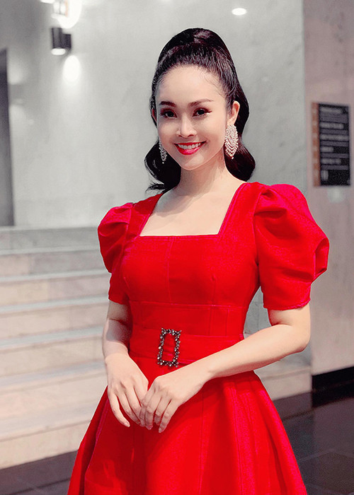 Nữ MC chia sẻ, trước khi yêu chồng sắp cưới, cô không yêu ai trong 3 năm vì không tìm thấy sự rung động nhiều về cảm xúc và tin tưởng.