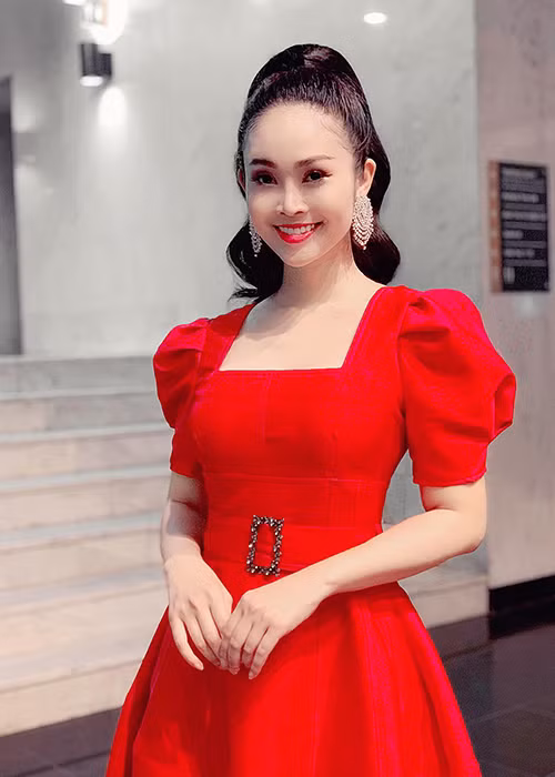 Nữ MC chia sẻ, trước khi yêu chồng sắp cưới, cô không yêu ai trong 3 năm vì không tìm thấy sự rung động nhiều về cảm xúc và tin tưởng.