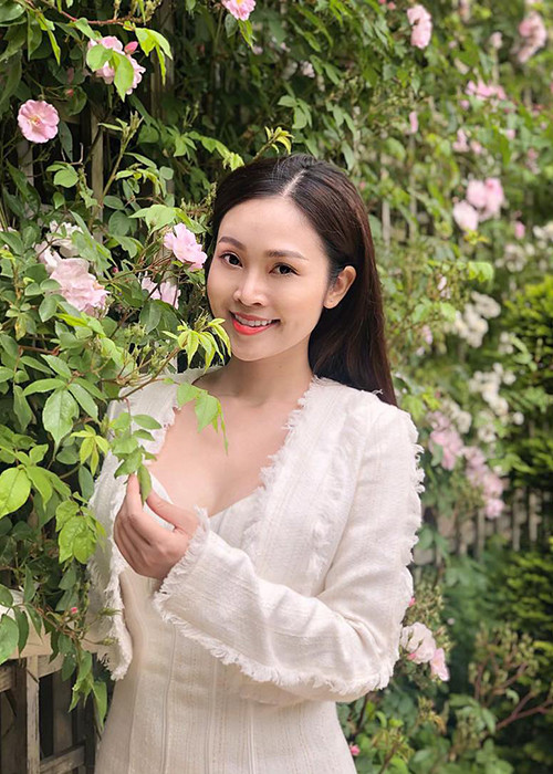 Thùy Linh lựa chọn trang phục gợi cảm vừa đủ.