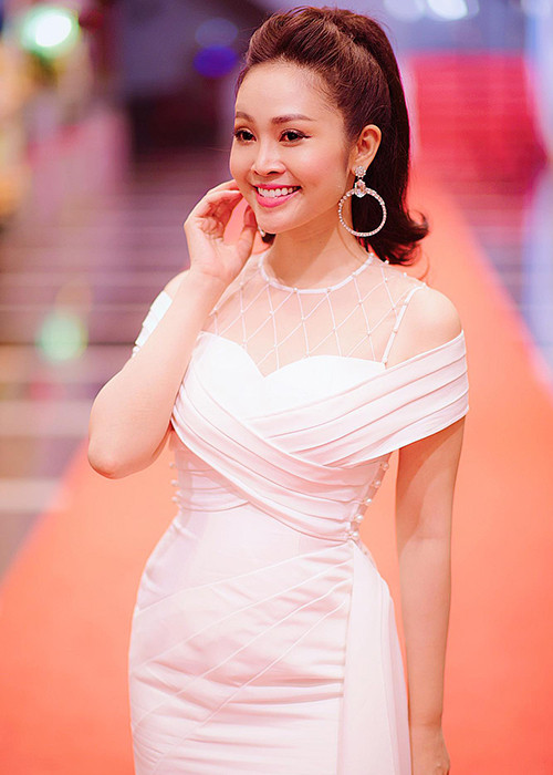 Chia sẻ về chồng sắp cưới, nữ MC có nụ cười đẹp nhất VTV cho biết, nửa kia kém cô 5 tuổi.