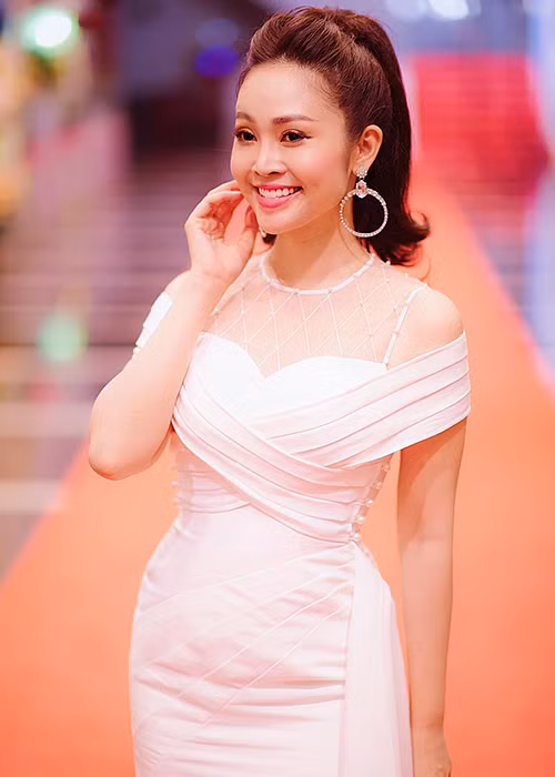 Chia sẻ về chồng sắp cưới, nữ MC có nụ cười đẹp nhất VTV cho biết, nửa kia kém cô 5 tuổi.