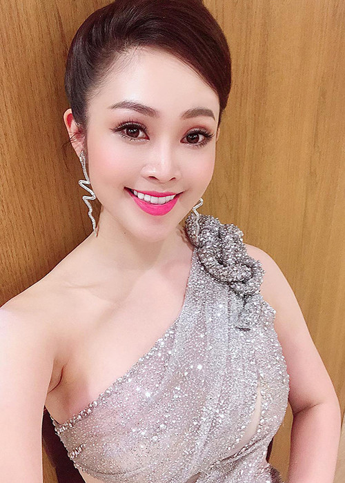 Thùy Linh và bạn trai là đồng nghiệp, hẹn hò tròn 1 năm.