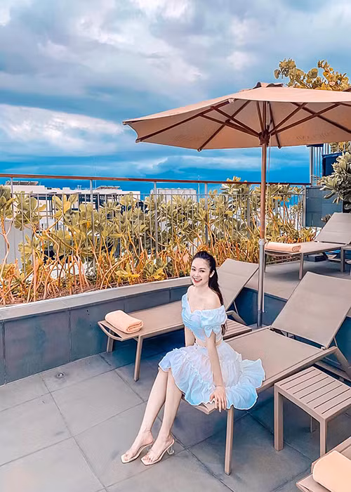 Nữ MC khoe vẻ quyến rũ, trẻ trung trước khi lấy chồng.