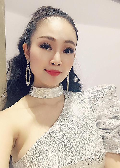 Cô sở hữu gương mặt xinh đẹp, vóc dáng gợi cảm cùng nụ cười tỏa nắng.