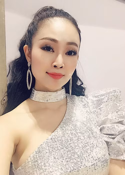 Cô sở hữu gương mặt xinh đẹp, vóc dáng gợi cảm cùng nụ cười tỏa nắng.