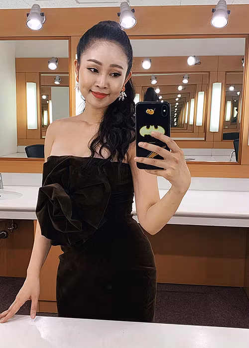 Nữ MC yêu thích phong cách gợi cảm ở đời thường.