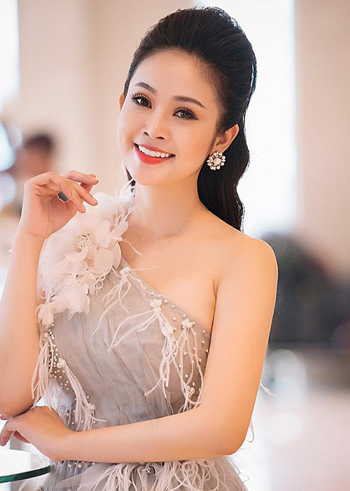 Thùy Linh sinh năm 1987, dẫn dắt các chương trình Bài hát yêu thích, Muôn màu showbiz, Tạp chí âm nhạc.