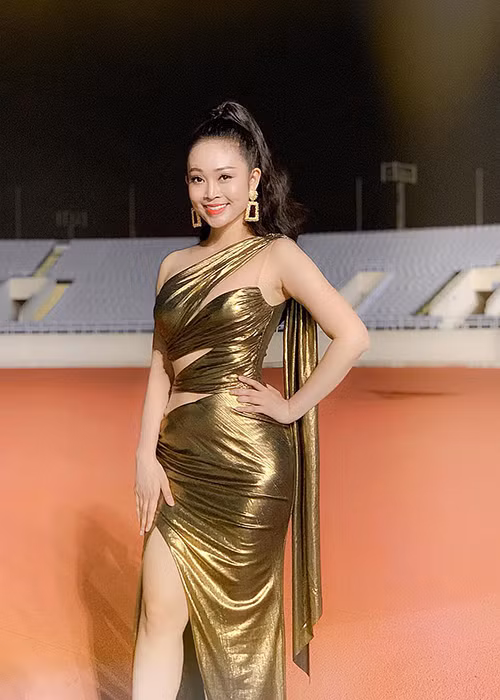 Thùy Linh khoe hình thể quyến rũ với váy áo cắt xẻ táo bạo.