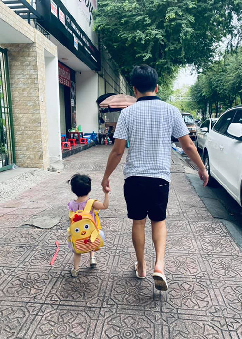 Mới đây, Nhã Phương đăng tải hình ảnh con gái đầu lòng bên Trường Giang. Vì COVID-19, Trường Giang quyết định cho con gái cưng tạm nghỉ học. "Ba Destiny nói sức khỏe quan trọng nhất, học thì cả đời, từ ngày mai Ny phải ở nhà rồi", Nhã Phương chia sẻ. Đây là lần hiếm hoi con gái Nhã Phương - Trường Giang lộ diện và tiếp tục được giữ kín gương mặt.