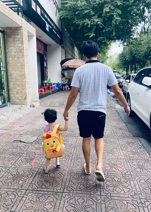 Mới đây, Nhã Phương đăng tải hình ảnh con gái đầu lòng bên Trường Giang. Vì COVID-19, Trường Giang quyết định cho con gái cưng tạm nghỉ học. "Ba Destiny nói sức khỏe quan trọng nhất, học thì cả đời, từ ngày mai Ny phải ở nhà rồi", Nhã Phương chia sẻ. Đây là lần hiếm hoi con gái Nhã Phương - Trường Giang lộ diện và tiếp tục được giữ kín gương mặt.