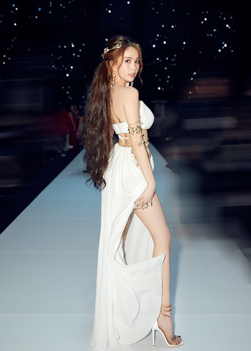 Chân dài gốc Trà Vinh liên tục xuất hiện tại Tuần lễ thời trang quốc tế Việt Nam 2020. Ảnh: Thể thao văn hóa