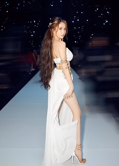 Chân dài gốc Trà Vinh liên tục xuất hiện tại Tuần lễ thời trang quốc tế Việt Nam 2020. Ảnh: Thể thao văn hóa