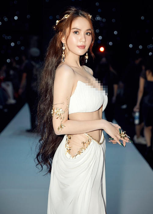 Một số cư dân mạng cho rằng thay vì kéo áo ngực trước ống kính máy ảnh, "nữ hoàng nội y" tại sao không quay mặt lại để chỉnh chiếc váy. Ảnh: Thể thao văn hóa