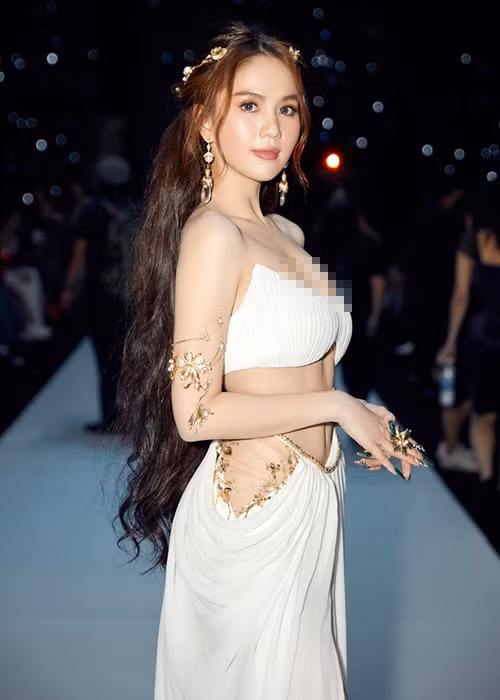 Một số cư dân mạng cho rằng thay vì kéo áo ngực trước ống kính máy ảnh, "nữ hoàng nội y" tại sao không quay mặt lại để chỉnh chiếc váy. Ảnh: Thể thao văn hóa