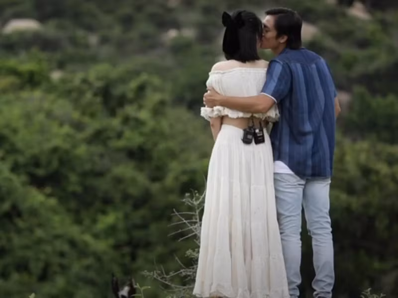 Trong gameshow hẹn hò, Lãnh Thanh từng hôn Nam Em trên đồi. Ảnh: Vietnamnet