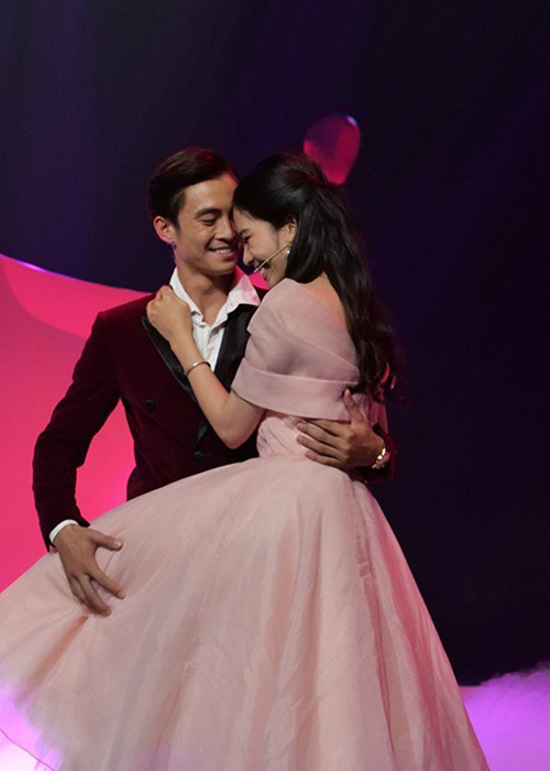 Nam diễn viên cho biết, lâu nay, anh luôn muốn giữ người con gái anh yêu trong vùng an toàn, không khoe ra nhiều để tránh sóng gió ập đến. Ảnh: Phụ nữ Việt Nam