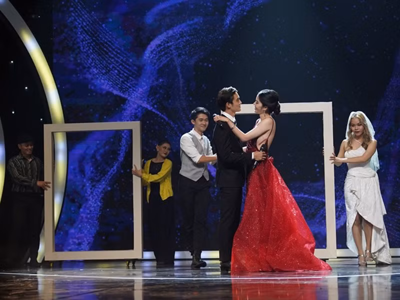 Ánh mắt, nụ cười Nam Em và Lãnh Thanh trao cho nhau đầy ngọt ngào. Ảnh: Lao động