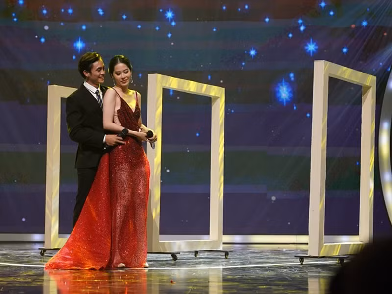 Cả hai tỏ ra thân mật hơn so với các cặp đôi khác trong gameshow. Ảnh: Lao động