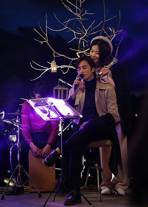 Nam diễn viên dường như quá quen thuộc với sự có mặt của Nam Em bên cạnh. Ảnh: HTV