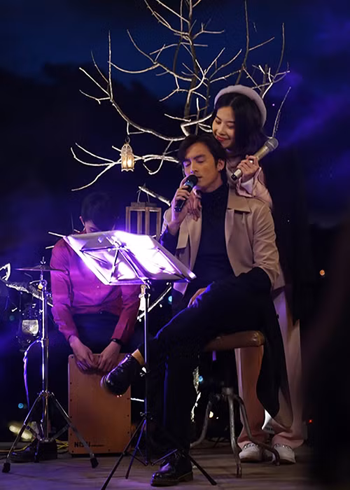 Nam diễn viên dường như quá quen thuộc với sự có mặt của Nam Em bên cạnh. Ảnh: HTV