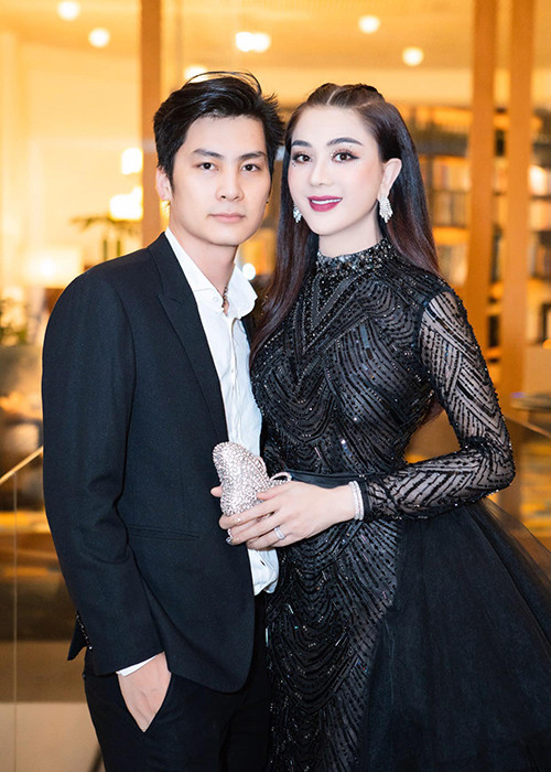 Lâm Khánh Chi lên xe hoa năm 2017. Nhờ lưu trữ tinh trùng trước khi chuyển giới, cô đã nhờ người mang thai hộ để có con sau khi kết hôn với Phi Hùng.