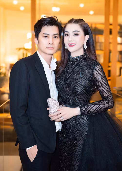 Lâm Khánh Chi lên xe hoa năm 2017. Nhờ lưu trữ tinh trùng trước khi chuyển giới, cô đã nhờ người mang thai hộ để có con sau khi kết hôn với Phi Hùng.