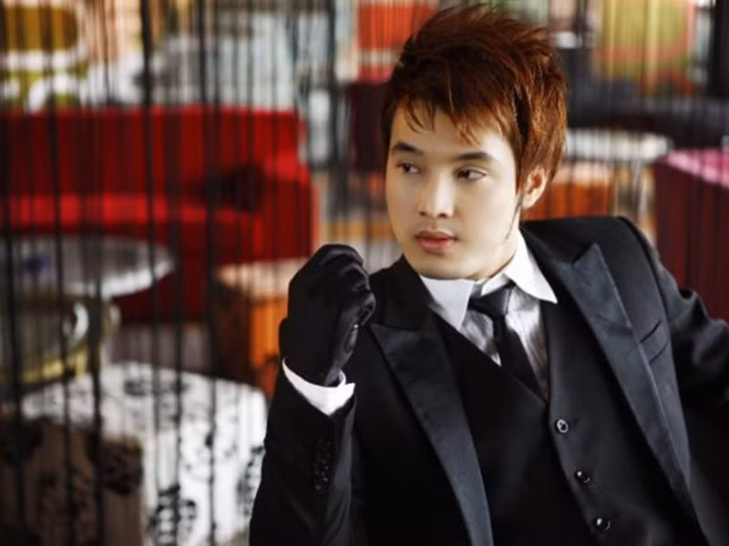 2 năm vắng bóng showbiz, Ưng Hoàng Phúc trở lại với album “Tự tin để đứng vững” song tên tuổi không còn quá hot như trước.