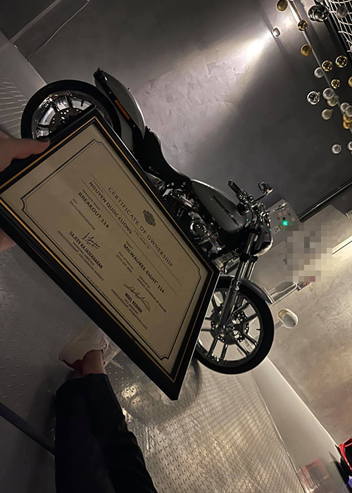 Nhiều người cho rằng chiếc mô tô mà Đàm Thu Trang dành tặng cho Cường Đô la có giá trị không nhỏ.