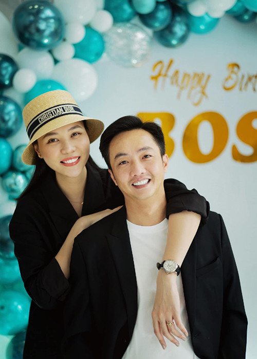 Cường Đô la luôn chiều chuộng Đàm Thu Trang. Trên mạng xã hội, vị doanh nhân này không tiếc lời khen ngợi bà xã xinh đẹp.