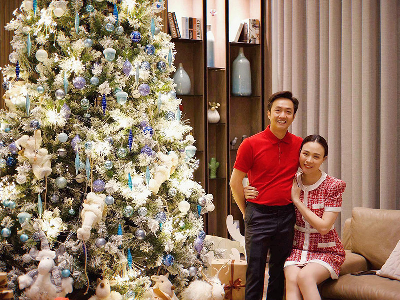 Đàm Thu Trang không ít lần tặng quà "khủng" cho nửa kia của mình. Năm 2019, nữ ca sĩ đặt làm cụm ống xả khắc tên riêng trị giá gần nửa tỷ đồng cho siêu xe của chồng.