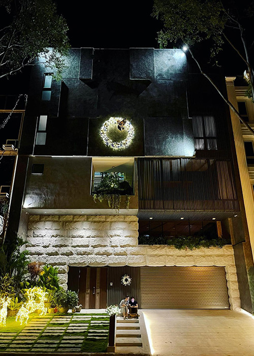 Ngoài tổ ấm hạnh phúc, cặp đôi còn sở hữu khối tài sản mà nhiều người mơ ước nhờ công việc kinh doanh suôn sẻ.