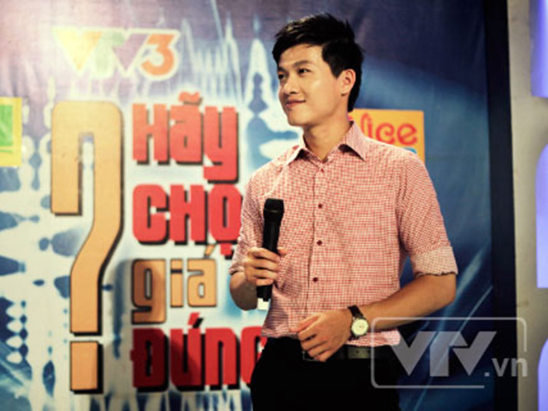 Trần Ngọc cũng làm MC “Hãy chọn giá đúng”. Ngoài chương trình này, anh từng dẫn “Đường lên đỉnh Olympia”, “Rung chuông vàng”, “Ô cửa bí mật”. Ảnh: VTV