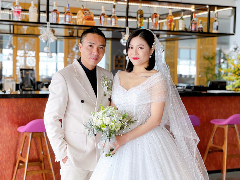 Trải qua cuộc hôn nhân đầu tiên đổ vỡ, MC Hoàng Linh gắn bó với nhà quay phim Mạnh Hùng.