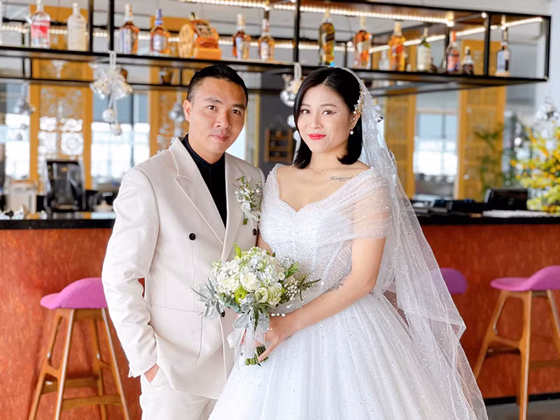 Trải qua cuộc hôn nhân đầu tiên đổ vỡ, MC Hoàng Linh gắn bó với nhà quay phim Mạnh Hùng.