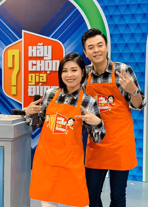 Tuấn Tú - Hoàng Linh đảm nhận vị trí MC "Hãy chọn giá đúng" từ ngày 14/12/2019 đến nay. Cả hai hóa thân thành cặp vợ chồng "Văn Két - Thị Sắt". Ảnh: Thời đại plus