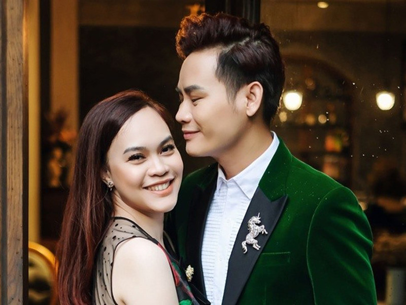 Hồng Phúc kết hôn với diễn viên Quỳnh Phượng. Được biết, nam MC mất 9 năm để chinh phục Quỳnh Phượng. Hiện cặp đôi đã có 12 năm chính thức về chung một nhà. Ảnh: Lao động