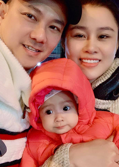 Từ đó, ngày nào, nam ca sĩ cũng vượt mười mấy cây số để qua nhà chơi, rửa xe, giúp mẹ của bạn gái nấu ăn.