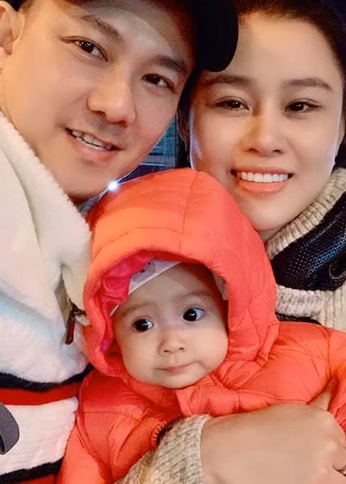 Từ đó, ngày nào, nam ca sĩ cũng vượt mười mấy cây số để qua nhà chơi, rửa xe, giúp mẹ của bạn gái nấu ăn.