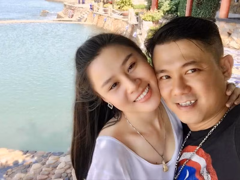 Trên Vnexpress, Linh Lan kể, lần đầu tiên gặp, chị không biết Vân Quang Long là ai nên phớt lờ. Lần thứ hai, hai người gặp nhau vì đi sinh nhật một người bạn, Vân Quang Long chủ động làm quen. Lần thứ ba, cặp đôi lại tình cờ gặp nhau.