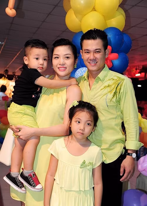 Vân Quang Long cho biết, cả hai từng chung đội tuyển học sinh giỏi trường chuyên Sa Đéc, bị bạn bè ghép thành đôi. Thời sinh viên, nam ca sĩ thường về quê để ở bên Ái Vân cho đến khi anh gia nhập nhóm 1088 và Ái Vân lên Sài Gòn học. Khi còn ở nhóm, có vệ sĩ kèm, bà xã của Vân Quang Long chỉ đứng nhìn đằng xa chứ không được gặp, chỉ chủ nhật được ra ngoài 3 tiếng rồi phải về. Ảnh: Saostar