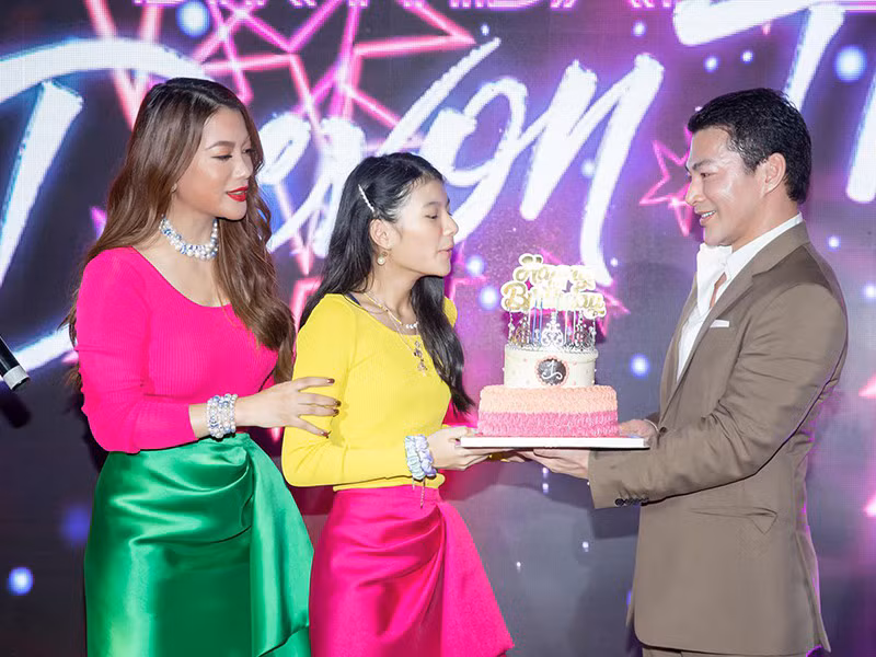 Trương Ngọc Ánh cũng chia tay chồng cũ rất văn minh. Cô từng nói: "Dù không còn là vợ chồng, tôi vẫn luôn nghĩ Trần Bảo Sơn là người đàn ông tốt và là một người cha mẫu mực. Hiếm có người cha nào yêu thương và chăm sóc con được như anh ấy".