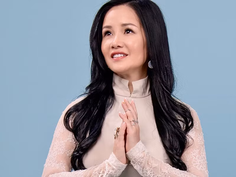 Giọng ca gốc Hà thành còn khẳng định cô và chồng cũ là những người bạn, hơn hết vẫn là bố mẹ yêu thương, chăm sóc, là chỗ dựa cho hai con chung. Sau khi Hồng Nhung ly hôn, cô hạn chế nhắc đến chồng cũ.