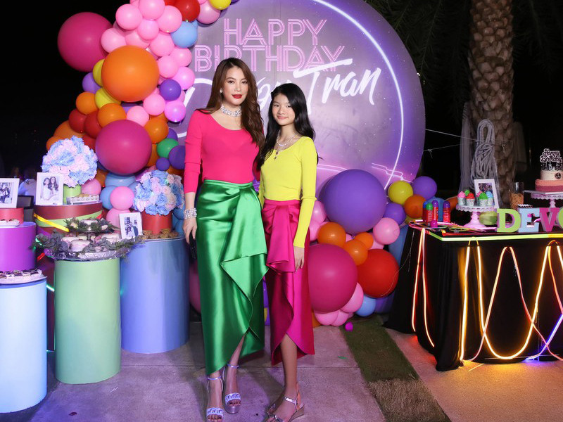 Gần đây, khoe con gái được bà nội và bà ngoại tổ chức sinh nhật, Trương Ngọc Ánh khéo tiết lộ với người hâm mộ rằng, cô không những giữ được mối quan hệ tốt với chồng cũ mà hai bên gia đình của cô và Trần Bảo Sơn cũng khá thân thiết.