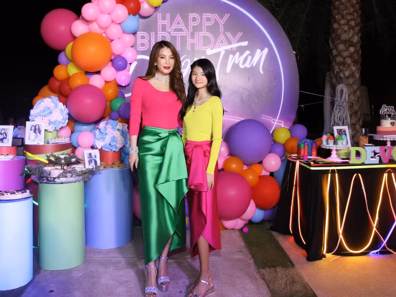 Gần đây, khoe con gái được bà nội và bà ngoại tổ chức sinh nhật, Trương Ngọc Ánh khéo tiết lộ với người hâm mộ rằng, cô không những giữ được mối quan hệ tốt với chồng cũ mà hai bên gia đình của cô và Trần Bảo Sơn cũng khá thân thiết.